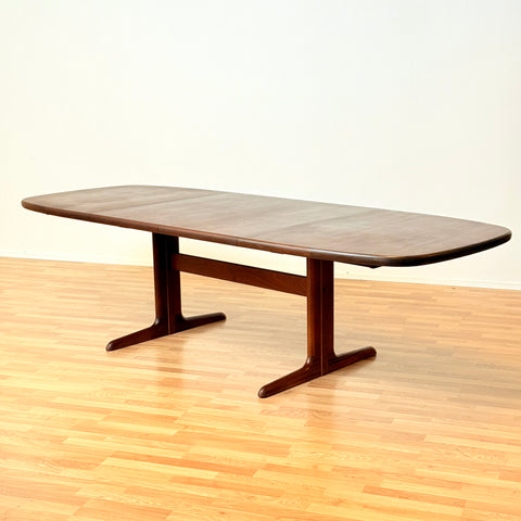 Danish oval dining table in mahogany by Skovby Møbelfabrik