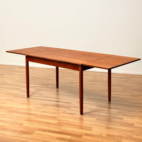 Danish dining table in teak