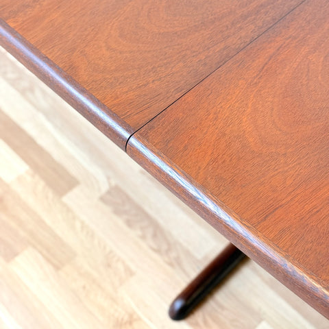Danish oval dining table in mahogany by Skovby Møbelfabrik