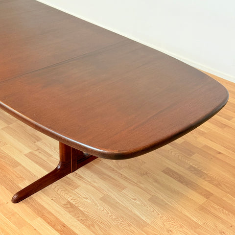 Danish oval dining table in mahogany by Skovby Møbelfabrik