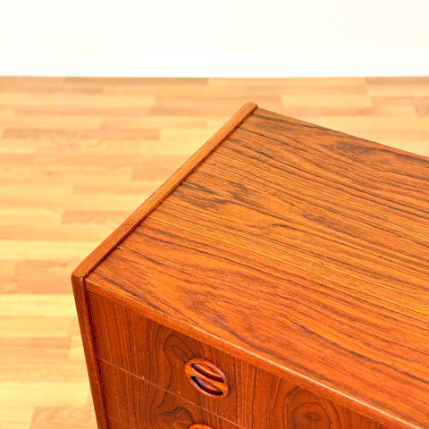 Chest of 5 drawers in teak by Arne Vodder