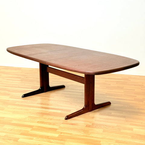 Danish oval dining table in mahogany by Skovby Møbelfabrik