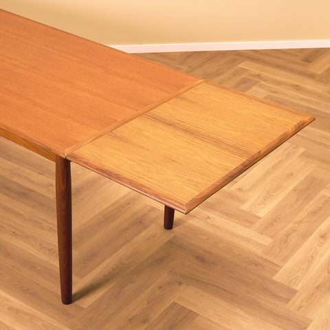 Danish dining table in teak