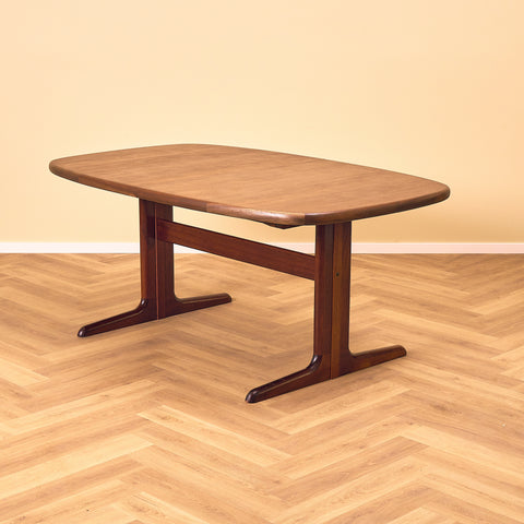 Danish oval dining table in mahogany by Skovby Møbelfabrik