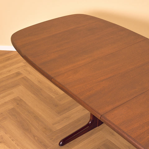 Danish oval dining table in mahogany by Skovby Møbelfabrik
