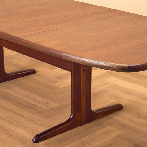 Danish oval dining table in mahogany by Skovby Møbelfabrik