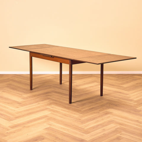 Danish dining table in teak