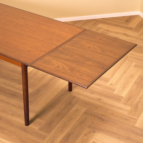 Danish dining table in teak