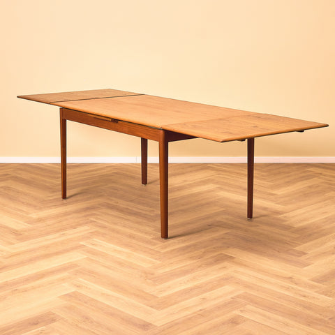 Danish dining table in teak