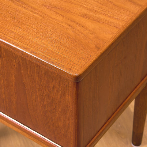 Danish side table in teak and oak