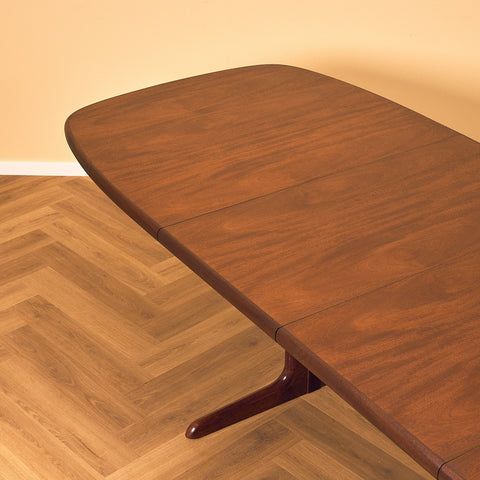 Danish oval dining table in mahogany by Skovby Møbelfabrik