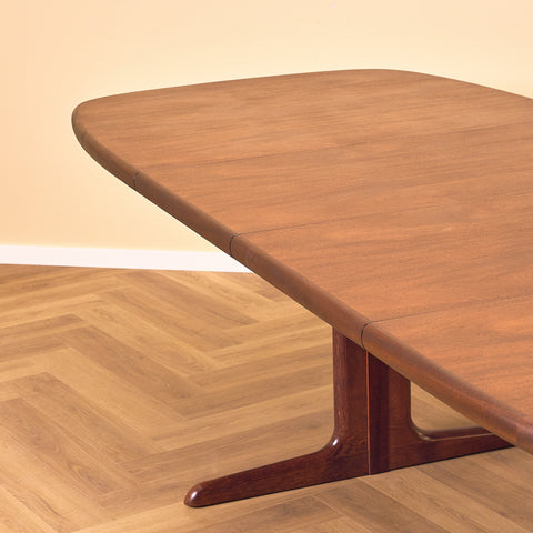 Danish oval dining table in mahogany by Skovby Møbelfabrik
