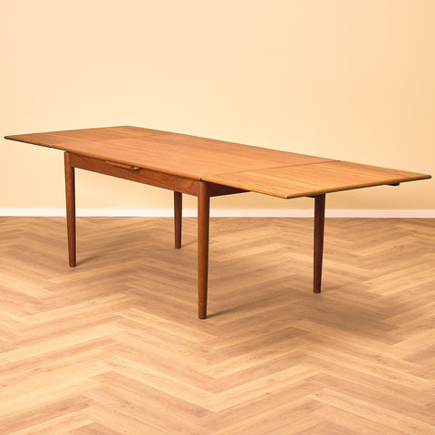 Danish dining table in teak