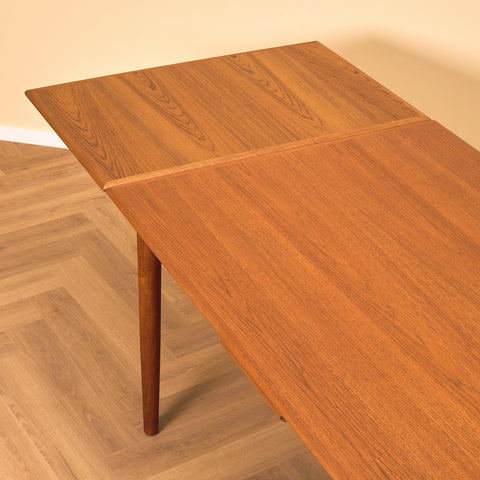Danish dining table in teak