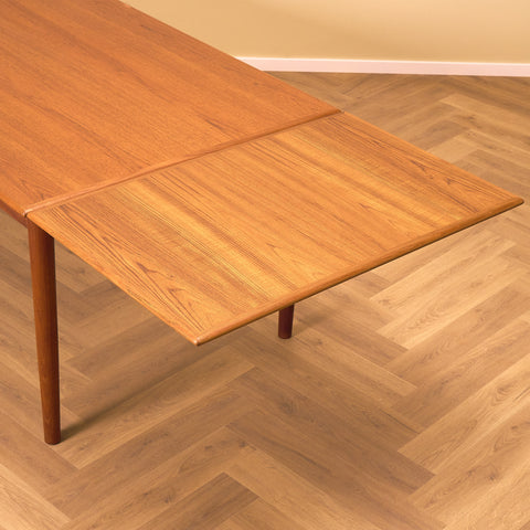 Danish dining table in teak