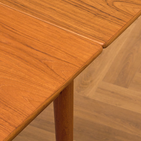 Danish dining table in teak