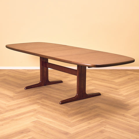 Danish oval dining table in mahogany by Skovby Møbelfabrik