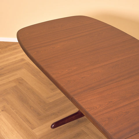 Danish oval dining table in mahogany by Skovby Møbelfabrik