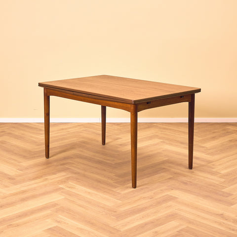 Danish dining table in teak and oak