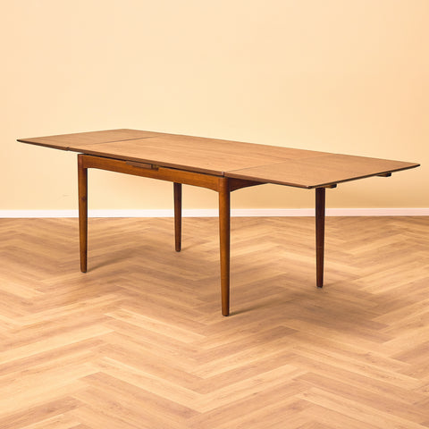 Danish dining table in teak and oak