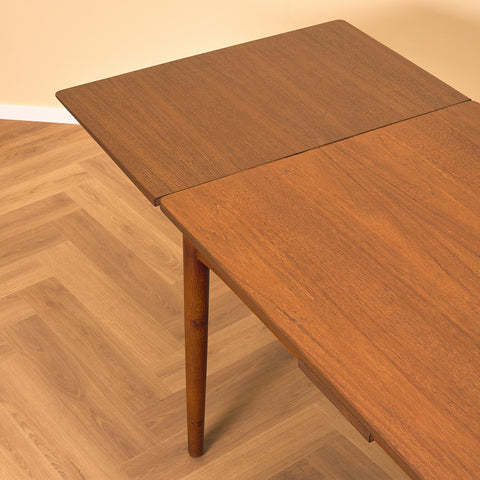 Danish dining table in teak and oak