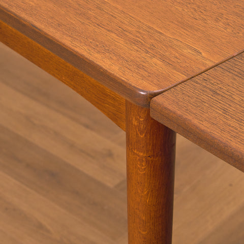 Danish dining table in teak and oak