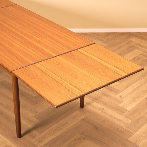 Danish dining table in teak