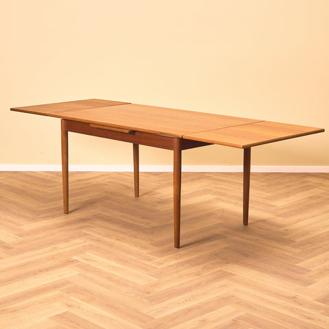 Danish dining table in teak