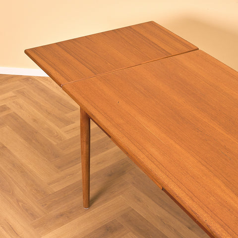 Danish dining table in teak