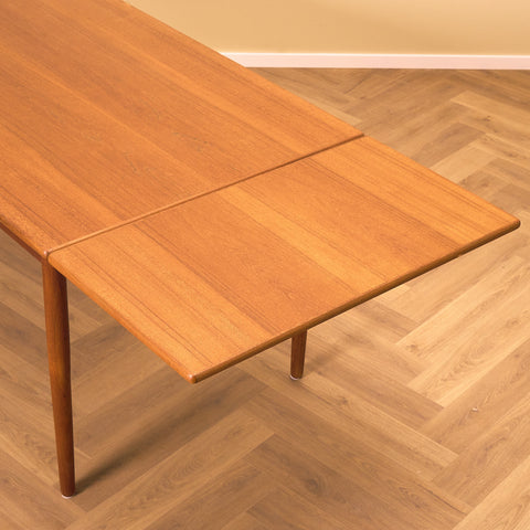 Danish dining table in teak