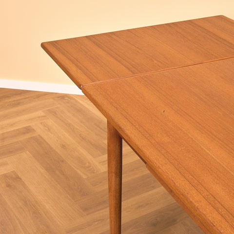 Danish dining table in teak
