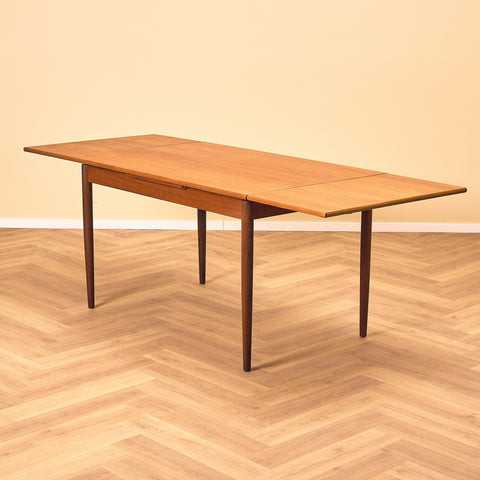 Danish dining table in teak