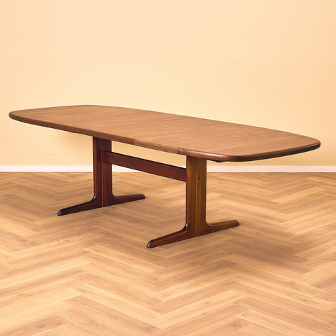 Danish oval dining table in mahogany by Skovby Møbelfabrik