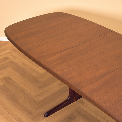Danish oval dining table in mahogany by Skovby Møbelfabrik