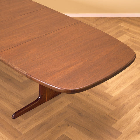 Danish oval dining table in mahogany by Skovby Møbelfabrik