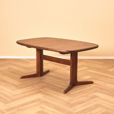 Danish oval dining table in mahogany by Skovby Møbelfabrik