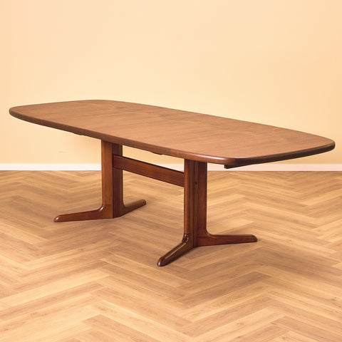 Danish oval dining table in mahogany by Skovby Møbelfabrik