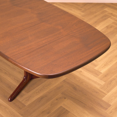 Danish oval dining table in mahogany by Skovby Møbelfabrik