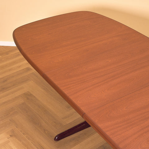 Danish oval dining table in mahogany by Skovby Møbelfabrik
