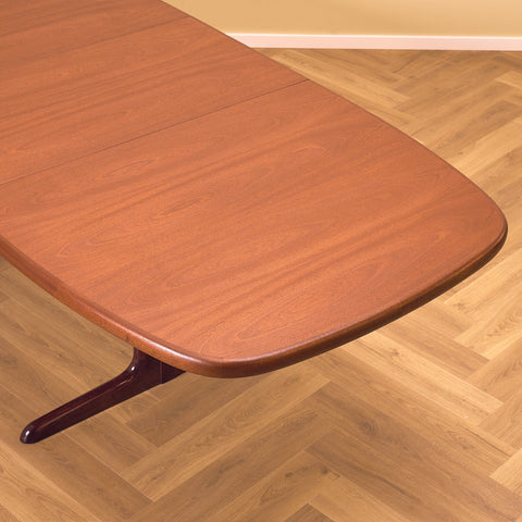 Danish oval dining table in mahogany by Skovby Møbelfabrik