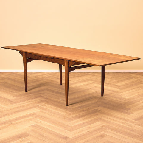 Danish dining table in teak