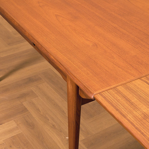 Danish dining table in teak