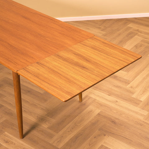 Danish dining table in teak and oak