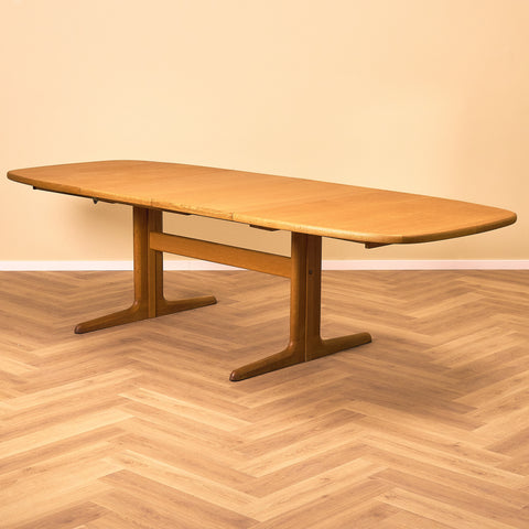 Danish oval dining table in oak by Skovby Møbelfabrik