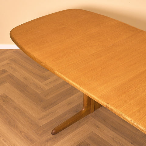 Danish oval dining table in oak by Skovby Møbelfabrik