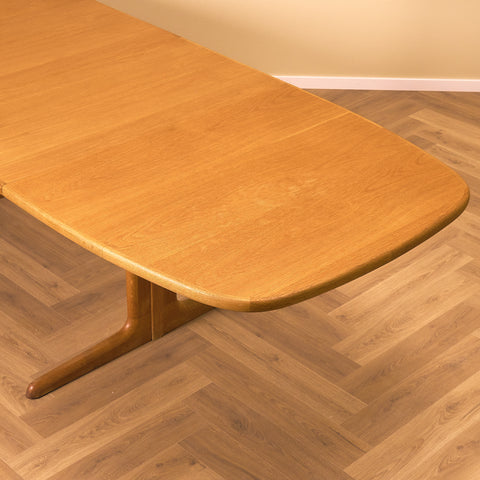 Danish oval dining table in oak by Skovby Møbelfabrik