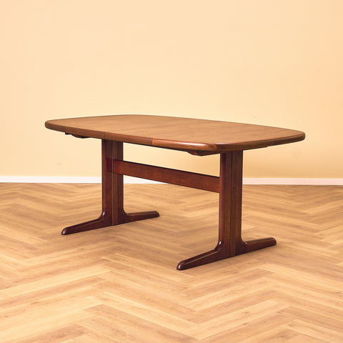 Danish oval dining table in mahogany by Skovby Møbelfabrik