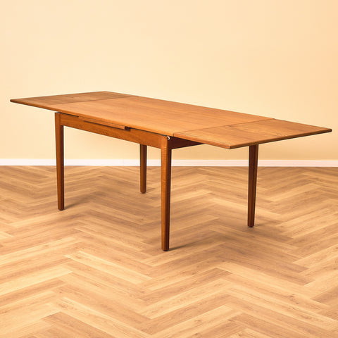 Danish dining table in teak