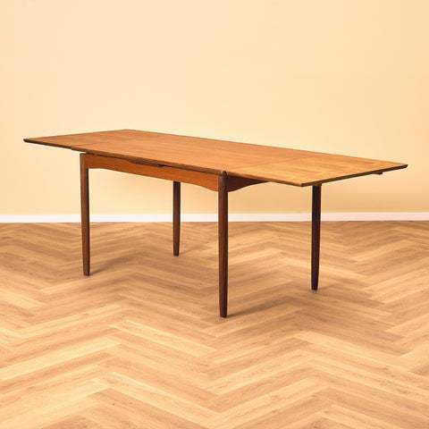 Danish dining table in teak