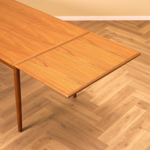 Danish dining table in teak